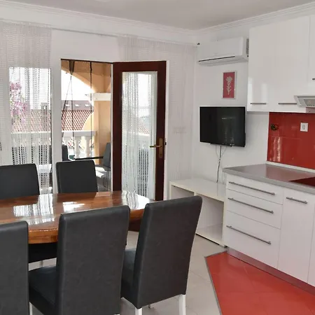 Maksan Im 2- Stock Mit Einer Terrass By Interhome Pakoštane